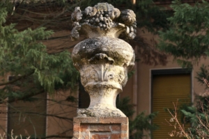 Florero de piedra de uno de los palacios del paseo renacentista